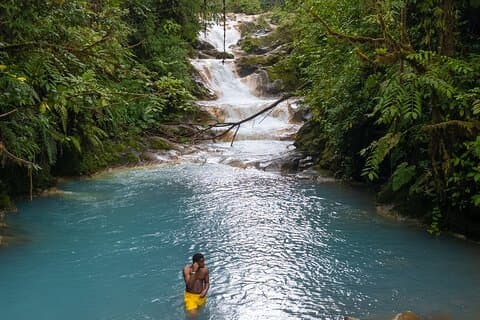 Descubre las mágicas cataratas azules en una excursión de un día