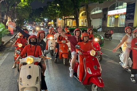 Cavalières Vespa Night Street Food + Train Street food 4 heures