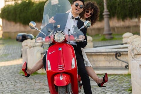 Roma: Tour privato in Vespa e servizio fotografico professionale