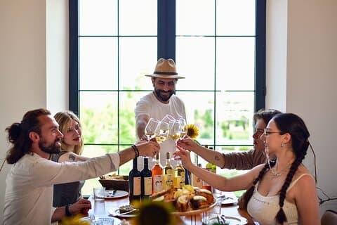 Alluria Winery Degustação de vinhos naturais e jantar de quinta a mesa