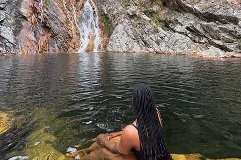 Tour privado de 2 días a cascadas y trekking de chimpancés