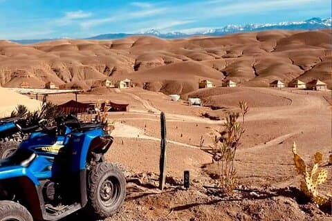 Desierto privado de Agafay con cena y espectáculo de paseo en camello en quad