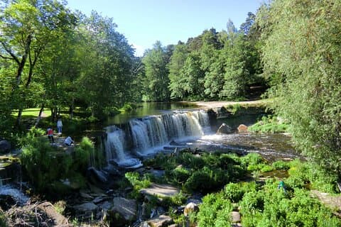 Centro de partes de Arvo y cascada de Keila