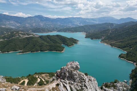 Bovilla Lake & Kruja Castle Tour – Natureza e História de Tirana