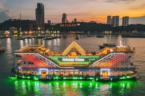 Ocean Sky Dinner Cruise med Live Cabaret Show i Pattaya