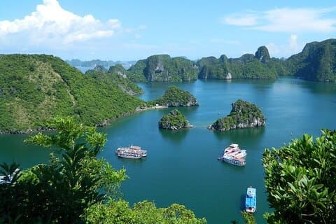 Excursión de un día completo a las islas de la bahía de Halong y la cueva en Transfer Expressway