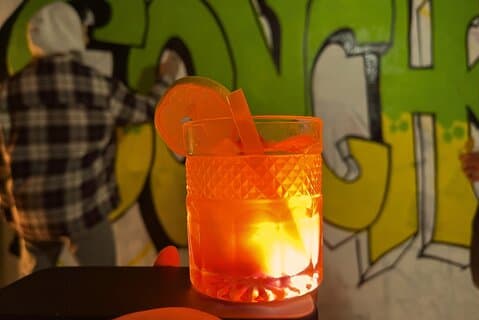 Doe graffiti en drink cocktails - drink en spray met de lokale bevolking