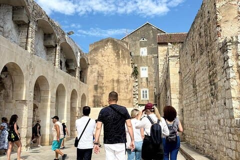 Relaxing walking tour Split with a true local