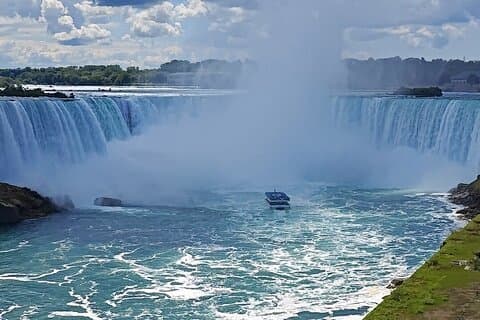 Ultimate Niagara Falls Experience Tour with Boat to the Falls