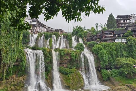 Luminárias noturnas de Tianmen Mountain e Furong Town