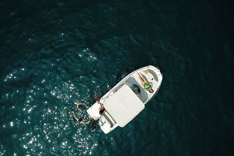 食前酒付きアマルフィ海岸プライベートボートツアー