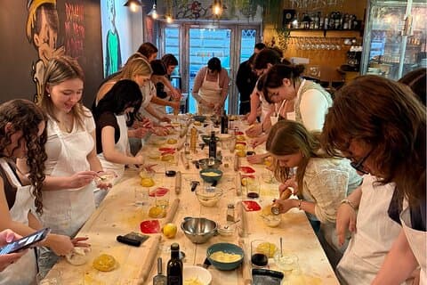 Pasta cursus Fettuccine e Ravioli al Tartufo, Tiramisù e Vino