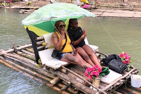 Avslappende BambooRafting og kalkstein massasjeExperience-MontegoBay