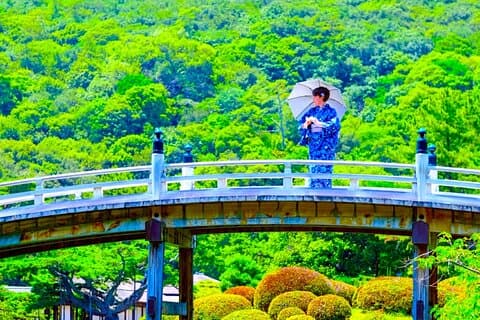Don a kimono, take a stroll in the Michelin 3star's Ritsurin Park