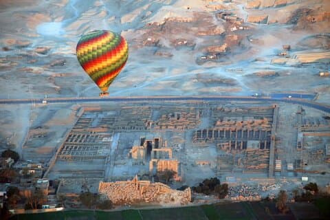ルクソール日の出熱気球世界最大の野外博物館