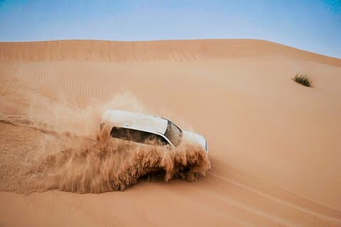 Kvelden Desert Safari Abu Dhabi med Dune Bashing og BBQ middag