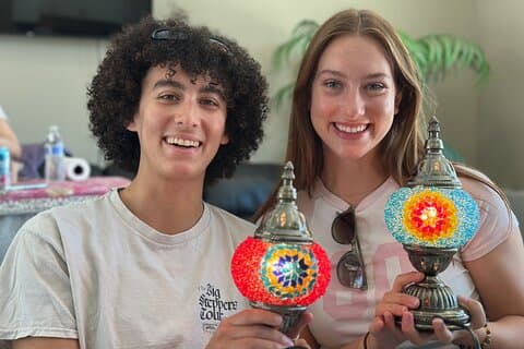 Atelier turc de fabrication de lampes en mosaïque