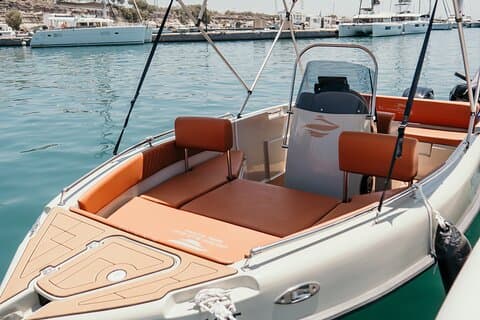 Santorini: Aluguer de barco de luxo sem licença – meio dia ou dia inteiro