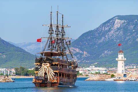 Alanya piratbåt med lunsj og drinker