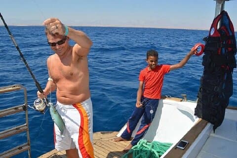 Barca per l'intera giornata di pesca privata con attrezzatura e pranzo - Hurghada