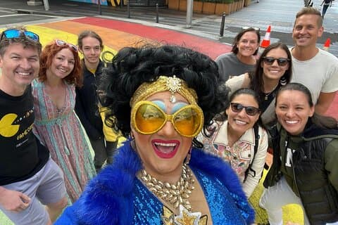 Hillcrest: LGBTQ + Pub Crawl med lokale Drag Queen