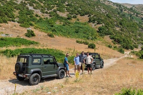 Fahren Sie einen Geländewagen im Tirana Hochland