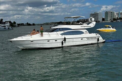 62ft + FREE HOUR Miami Yacht Location 3 - 6 heures jusqu'à 13 personnes