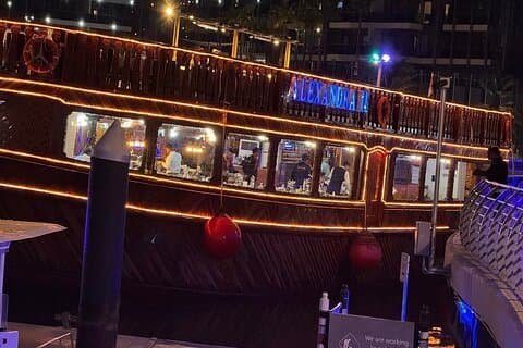 Experiencia de cena en el puerto deportivo de Dubai