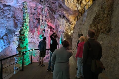 Alicante: Canelobre Caves & Busot mit lokalem Guide & Transport