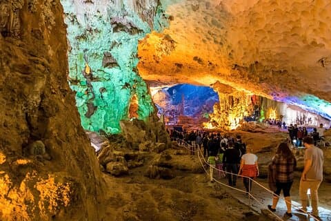 Croisière de luxe dans la baie d'Halong avec jacuzzi, kayak et visite des grottes