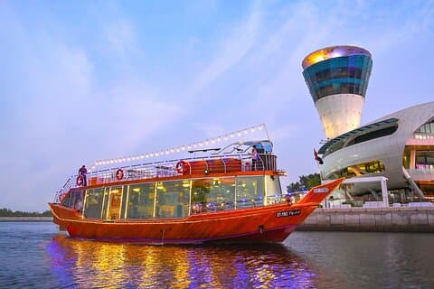 Opplev Abu Dhabi Yas Island by Dhow Cruise på sjøen med middag