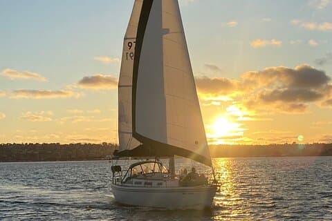Hotell i nærheten av Deluxe Sunset & Day Sail Small Group
