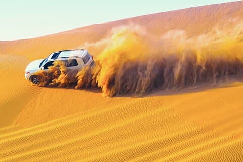 Dubai Desert Safari Tour mit Kamelritt, Grillabendessen und Live-Shows