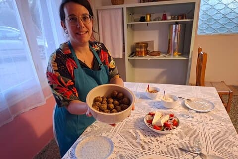 Cours de cuisine grecque près du temple de Poséidon à Sounio avec Antonia