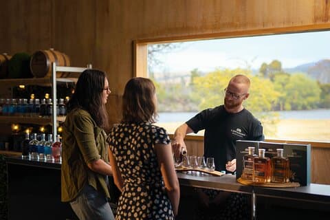 Degustação de Whisky Lawrenny na porta da adega