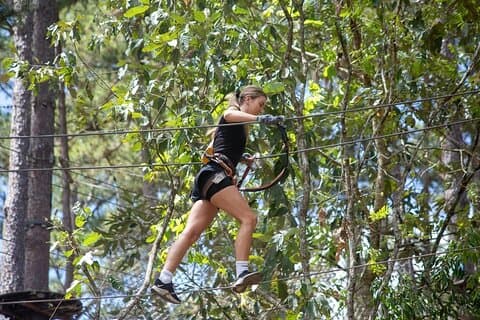 Aventura en el campo de cuerdas altas de Vietnam en la cascada de Datanla