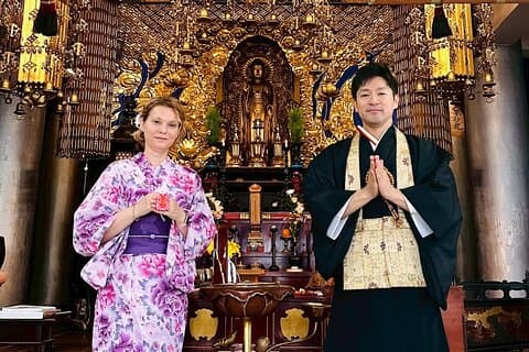 Buddhistisk upplevelse på ett historiskt tempel i autentiska Kimono