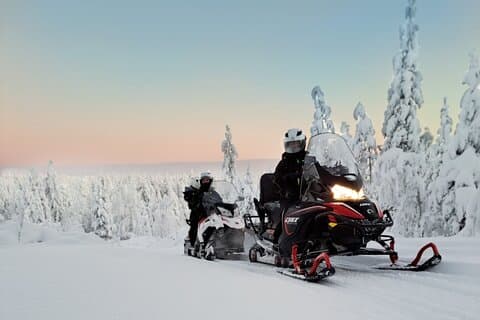 Fulddags snowmobile eventyr i finsk Lapland