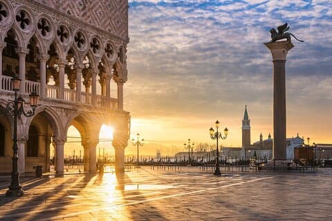 Doge’s Palace, Prisons and Bridge of Sighs Tour with Gondola Ride