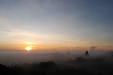 Vanuit Flores Zonsopgang in Tikal en zonsondergang in Yaxha op één dag