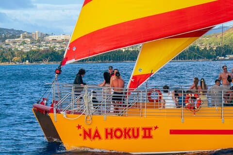 Croisière au coucher du soleil à Honolulu depuis le port de Kewalo, boissons comprises