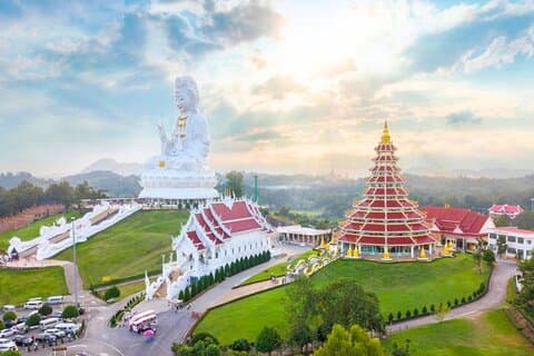 Visite des temples blancs, rouges et bleus de Chiang Rai + déjeuner (Fr. Chiang Mai)