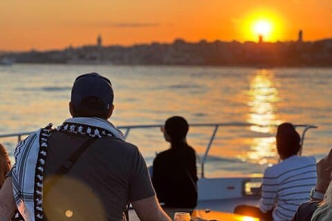 Istanbul Sunset Yacht Cruise på Bosporen med överföringar