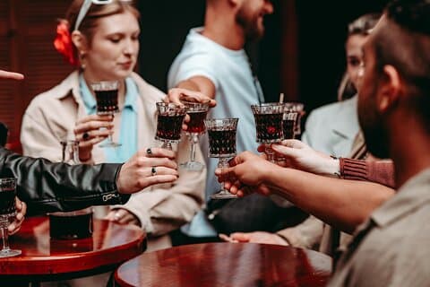 Krakow : Tipsig bartur med 1 timmes öppen bar och karaoke 19:30
