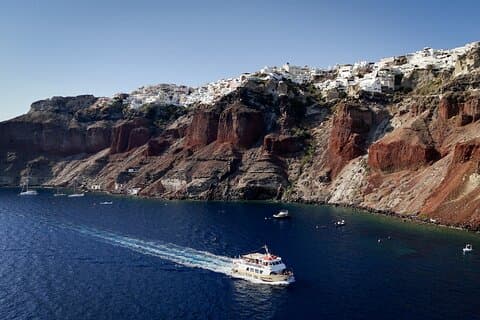 Santorini Tour della Caldera e del Tramonto a Oia con barca con fondo in vetro