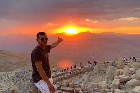 Soluppgång och solnedgång Mount Nemrut från Istanbul med flyg