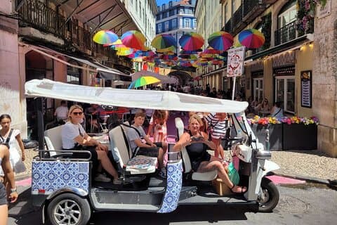 Lisbonne TukTuk Tour : Vin, nourriture, art et histoire en 3,5 heures