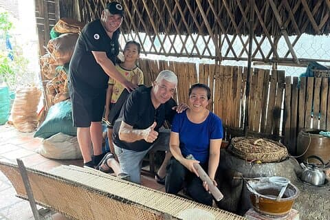 Cu Chi Ben Duoc Tunnels & Rice Paper Village med lunsj