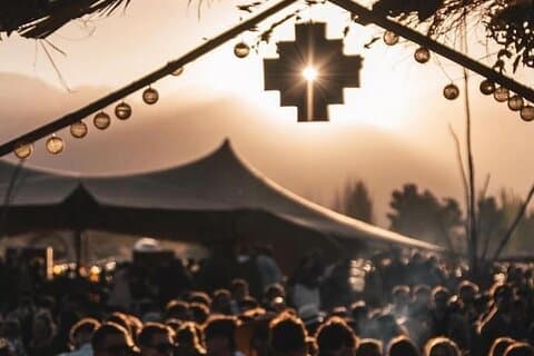 Fiesta de música electrónica al atardecer en Las Palapas con transferencias