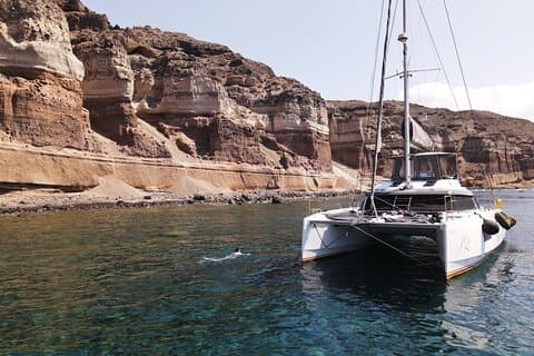 Excursão privada de dia inteiro em Santorini em catamarã de luxo